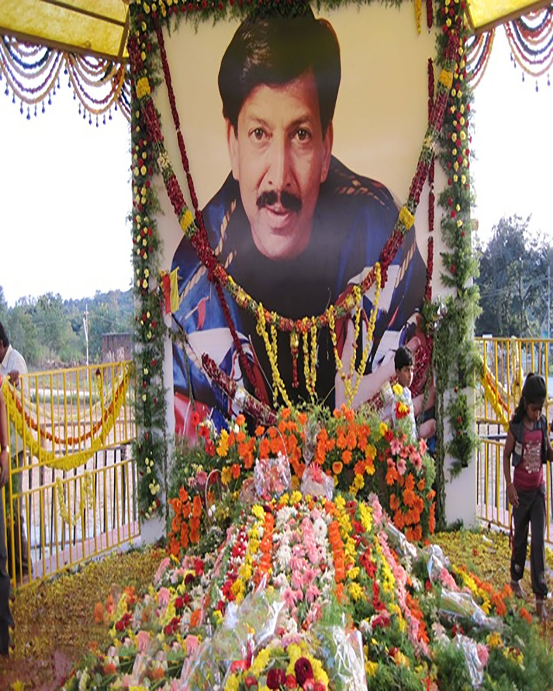 ವಿಷ್ಣುವರ್ಧನ್ ಸಮಾಧಿ ಮುಂದೆ ಹೆಣ ಬೀಳುತ್ತೆ