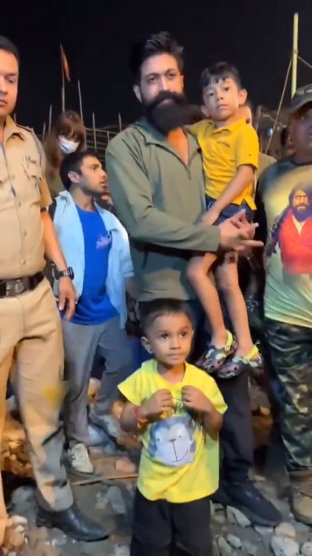 ಯಶ್ ಗೆ ಮುಂಬೈನಲ್ಲಿ ಮುಗಿಬಿದ್ದ ಫ್ಯಾನ್ಸ್