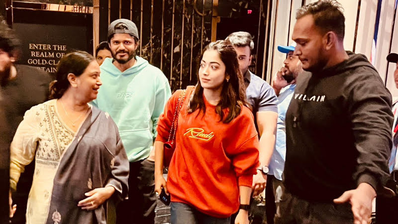 Rashmika Mandanna shows 'Pushpa 2' to Vijay Deverakonda's family