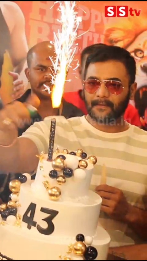 ಫ್ಯಾನ್ಸ್ ಜೊತೆ ಹುಟ್ಟುಹಬ್ಬವನ್ನು ಆಚರಿಸಿಕೊಂಡ ಶ್ರೀಮುರುಳಿ