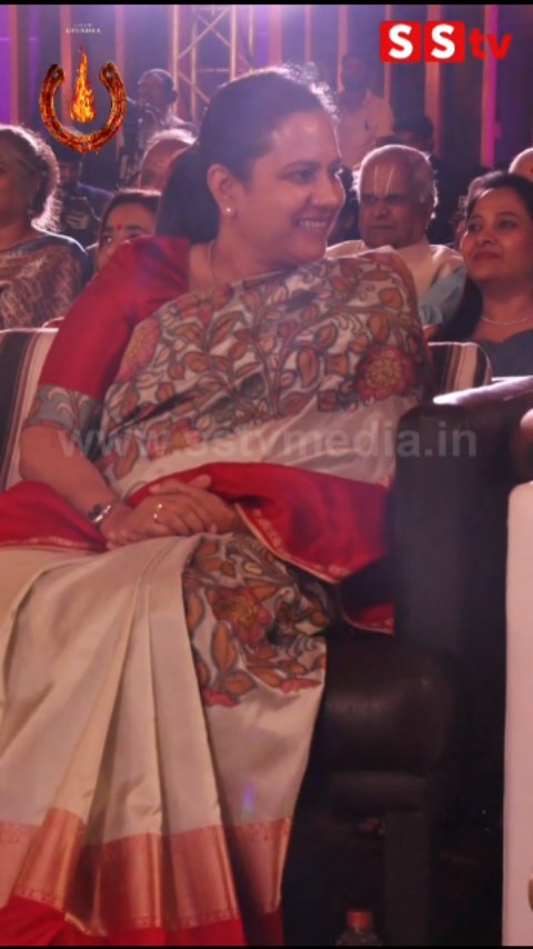 ಪೂಜಾಗಾಂಧಿ ಜೊತೆ ಮಾತನಾಡುತ್ತ ಕುಳಿತ ಅಶ್ವಿನಿ ಪುನೀತ್ ರಾಜಕುಮಾರ್