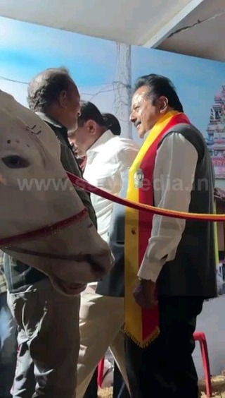 ಸಾಹಿತ್ಯ ಸಮ್ಮೇಳನದ ಗೋಶಾಲೆ ಯಲ್ಲಿ ಚಲುವರಾಯ ಸ್ವಾಮಿ