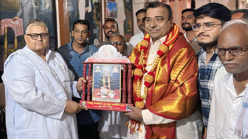 Doddanna receives blessings of Revanasiddheswara Swamiji