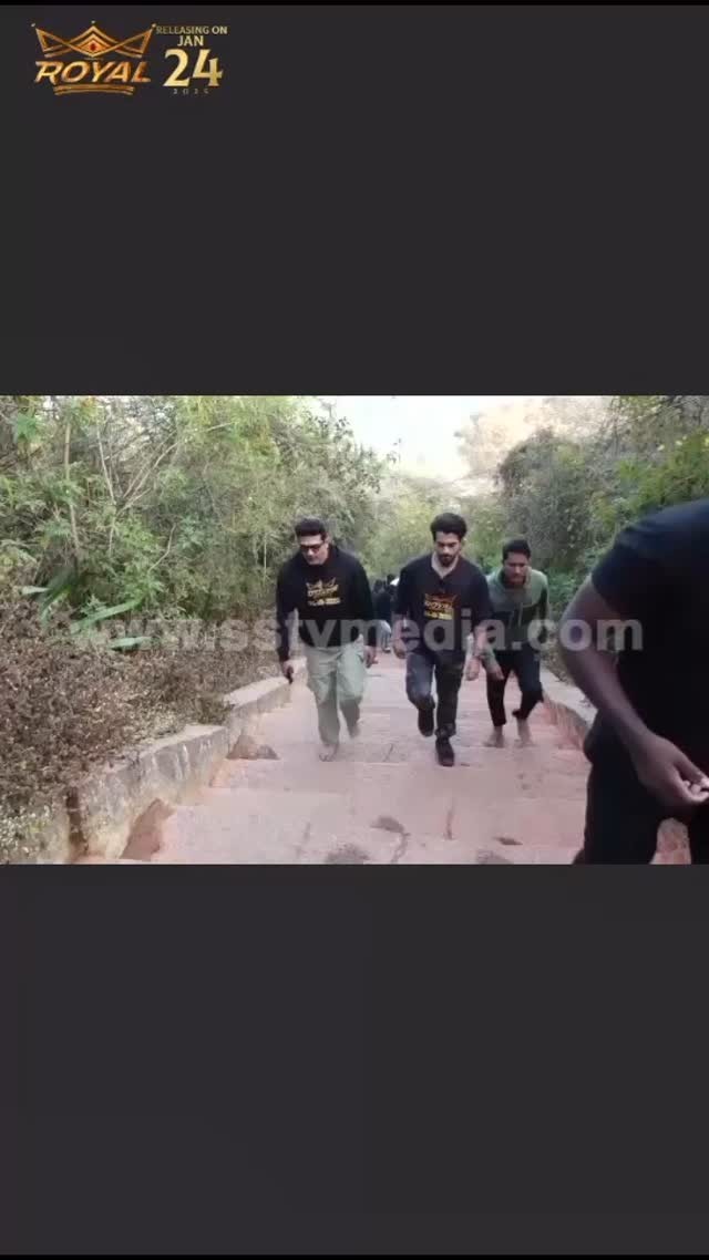 ಚಾಮುಂಡಿ ಬೆಟ್ಟ ಹತ್ತಿ ದರ್ಶನಕ್ಕೆ ಬಂದ ರಾಯಲ್ ಟೀಮ್