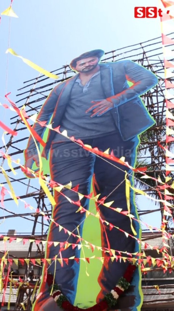 ಗಾಂಧಿ ನಗರದಲ್ಲಿ ಅಬ್ಬರಿಸಿದ ರಾಯಲ್ ಮೂವಿ ವಿರಾಟ್ ಕಟೌಟ್