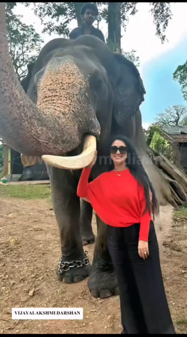 ಅಭಿಮನ್ಯು ಜೊತೆ ಫೋಟೋ ತೆಗೆಸಿಕೊಂಡ ವಿಜಯಲಕ್ಷ್ಮಿ