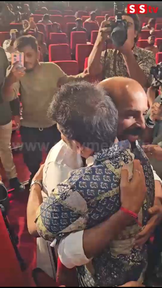 ಗೌರವದಿಂದ ಶಿವಣ್ಣ ನ ತಬ್ಬಿಕೊಂಡ ರಾಜ್ ಬಿ ಶೆಟ್ಟಿ