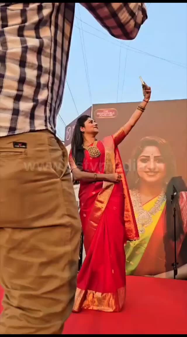 ಫ್ಯಾನ್ಸ್ ಗೆ ಸೆಲ್ಫಿ ಕೊಟ್ಟ ರಚ್ಚು