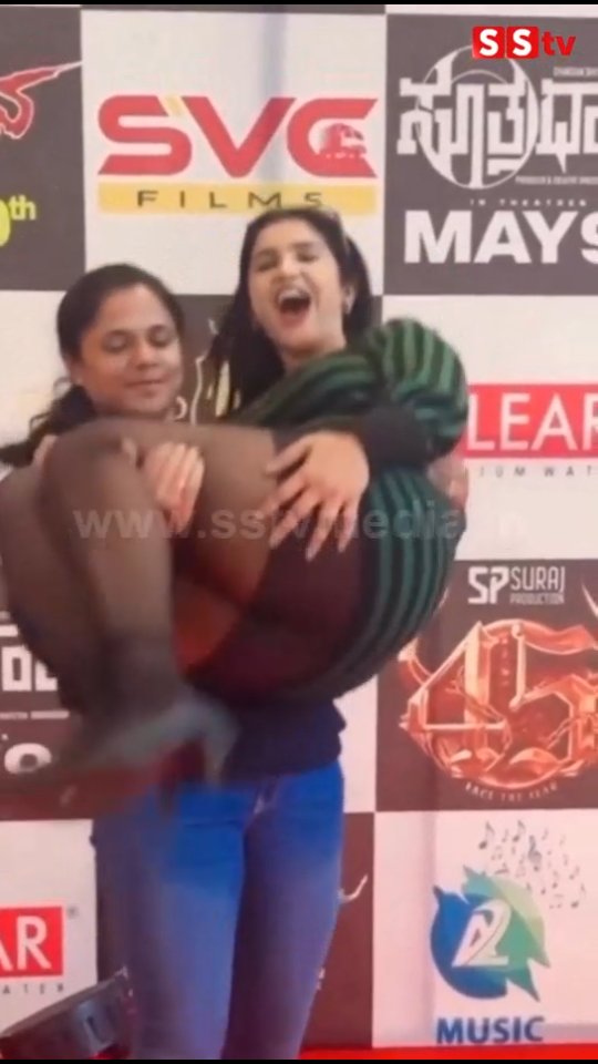 Coach happily picked up Janhvi