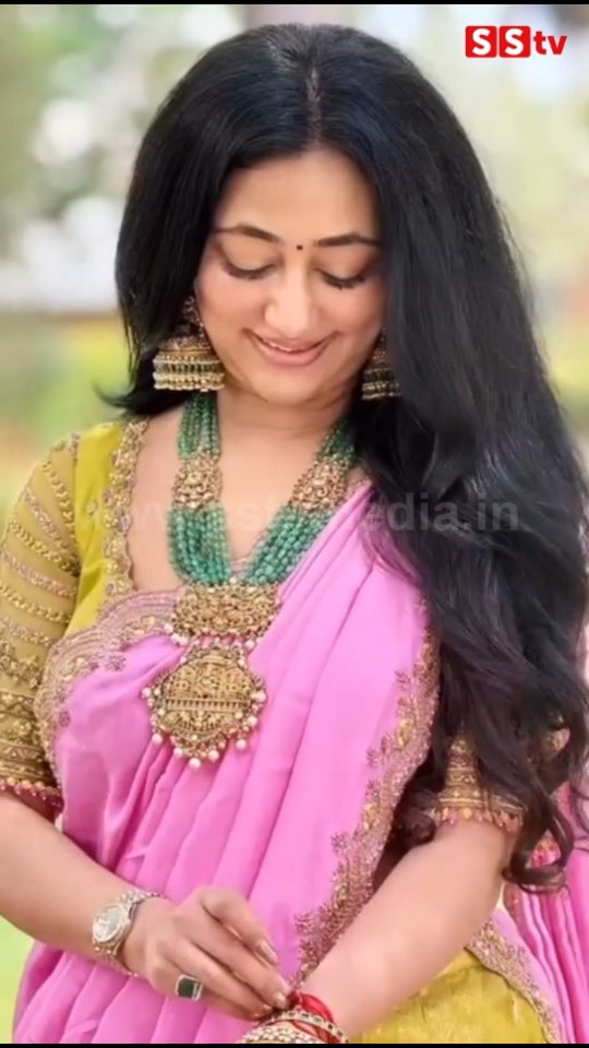 Darshan gifts gold to Vijayalakshmi