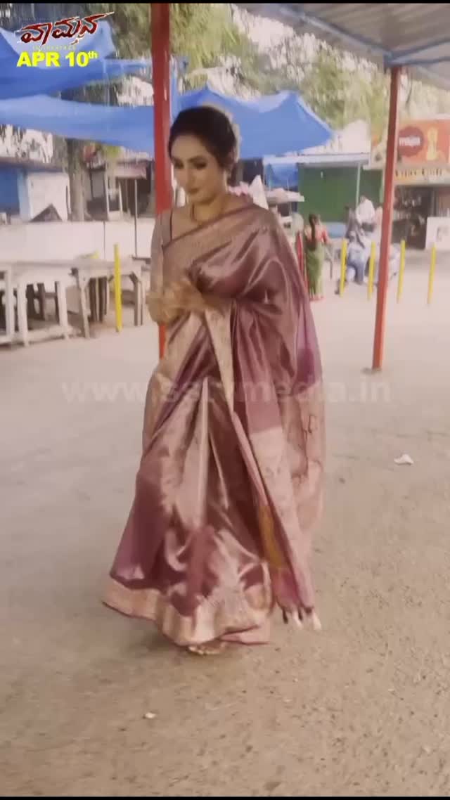 Ragini came to the temple