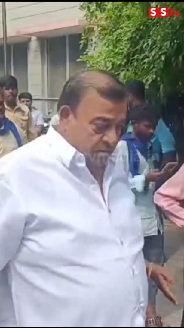 Veteran actor Doddanna came to pay his last respects to Bank Janardhan