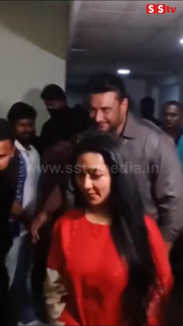 Darshan came with his wife to watch Bharatanatyam