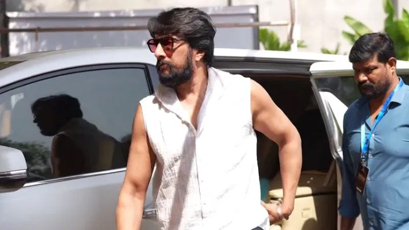 Kichcha Sudeep makes a stylish entry amidst tight security