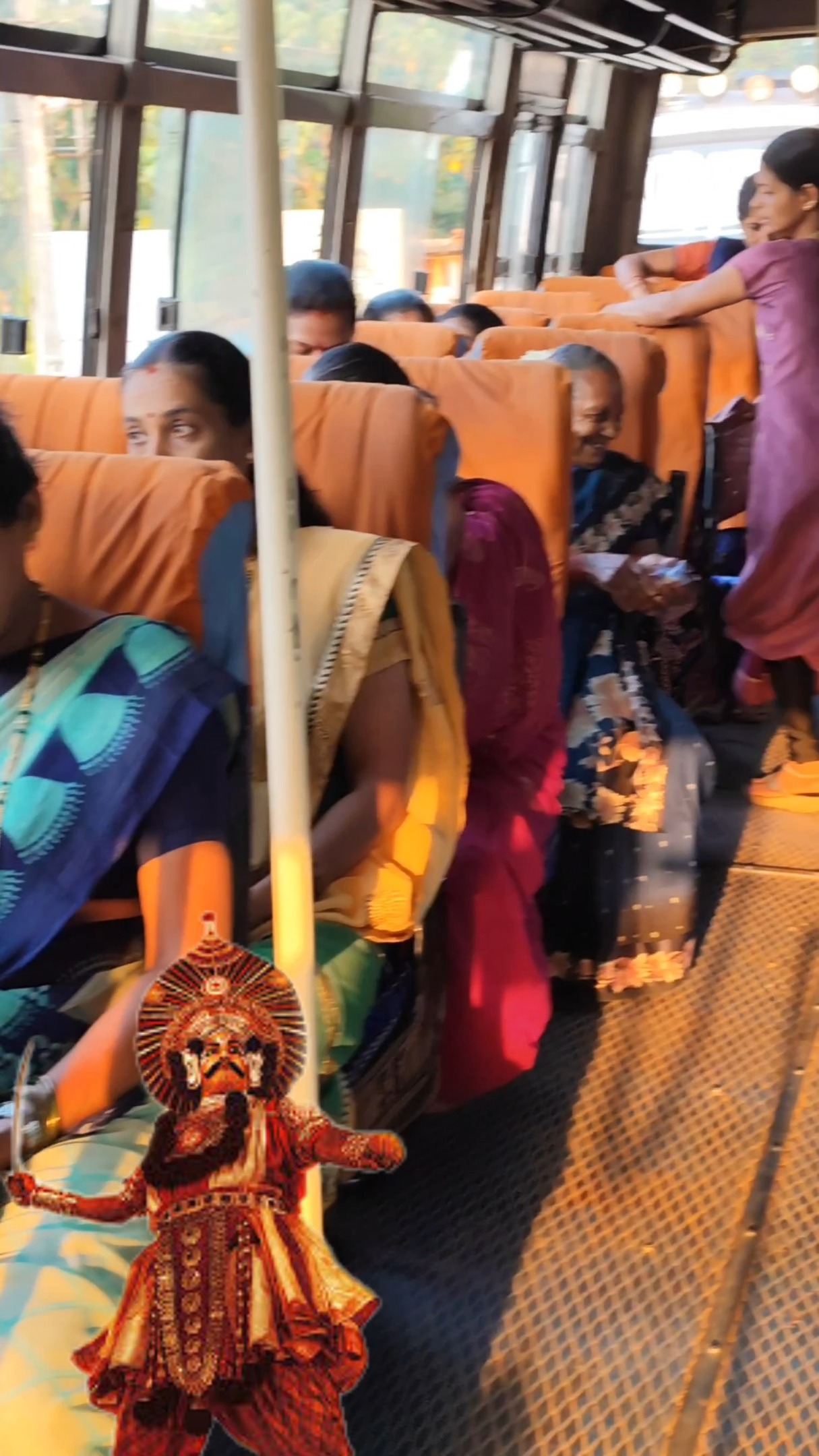 ಊರಿಗೆ ಊರೇ ವೀರಚಂದ್ರಹಾಸ ನೋಡಲು ಹೊರಟ ಬಳ್ಕೂರು ಗ್ರಾಮಸ್ಥರು