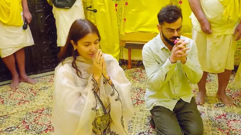 What does the electronic ring in Virat-Anushka's hand say