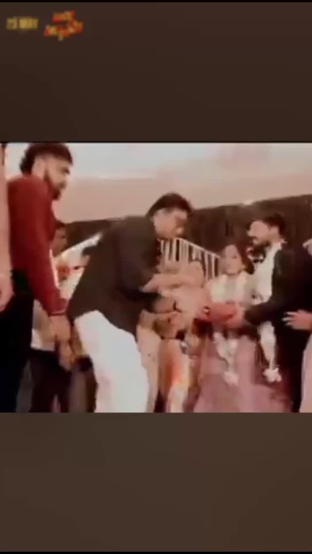 Darshan arrives at friend's wedding in a new look