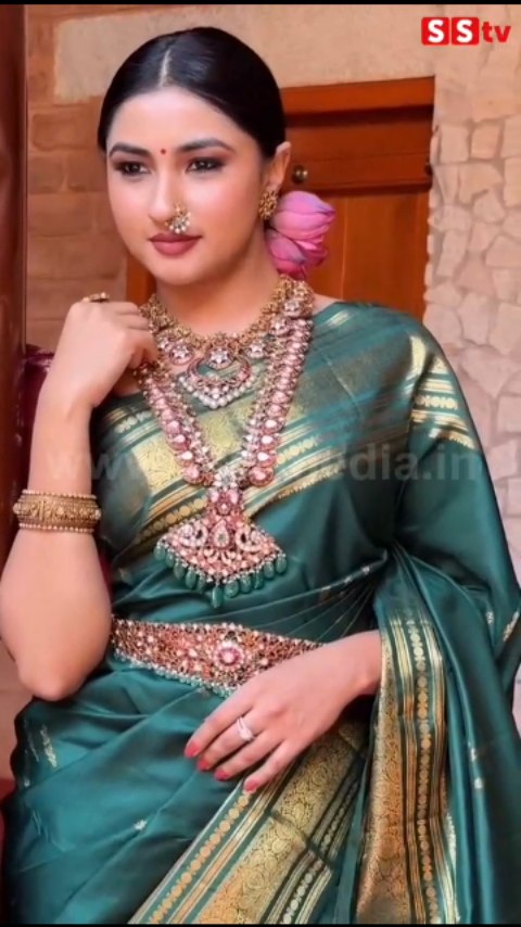 Prajwal Devaraj's wife Ragini shines in a new look