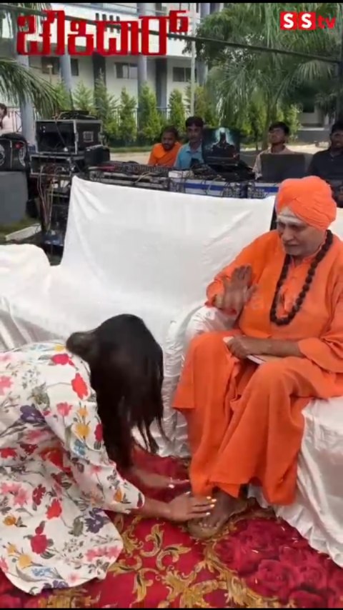ಚೌಕಿದಾರ್ ಸಿನಿಮಾ ಪ್ರಮೋಷನ್ ವೇಳೆ ಗುರೂಜಿ ಕಾಲಿಗೆ ನಮಸ್ಕರಿಸಿದ ಧನ್ಯಾ ರಾಮ್