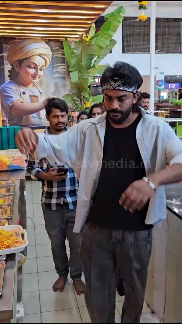 ಉತ್ಸವ ಕೆಫೆ ಶುಭಾರಂಭಕ್ಕೆ ಬಂದ ಚಂದನ್ ಶೆಟ್ಟಿ