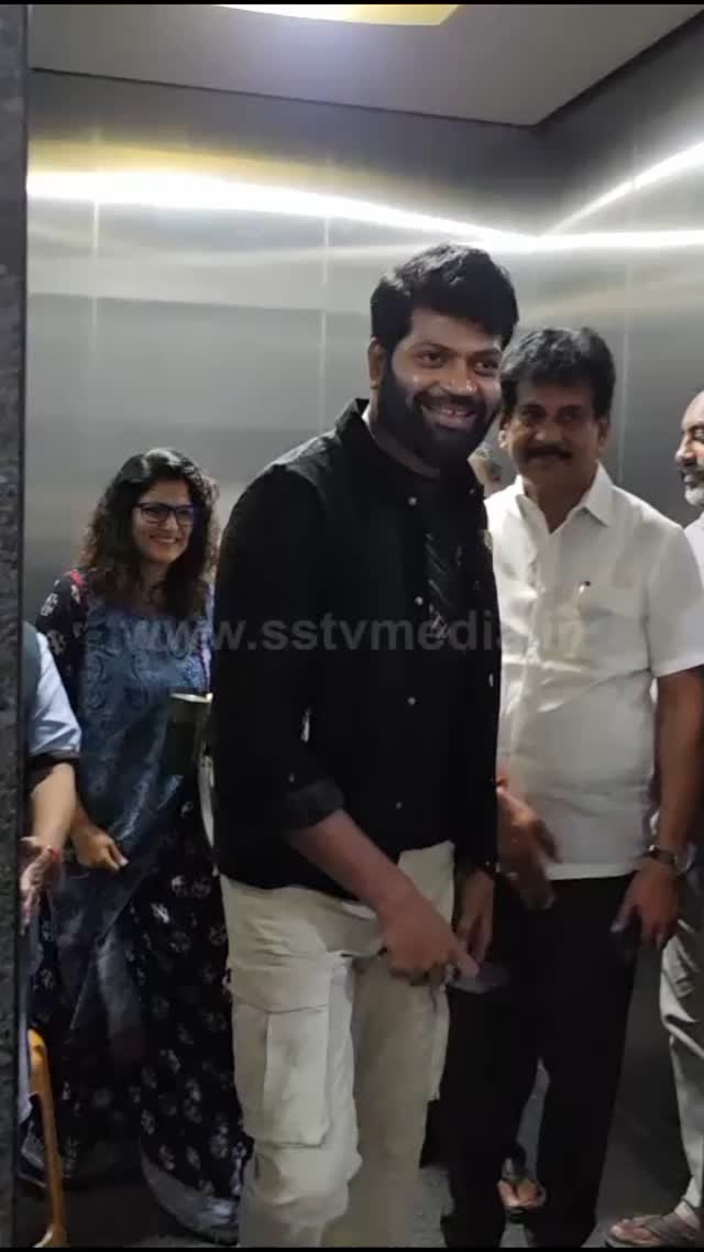 ಉತ್ಸವ ಕೆಫೆ ಶುಭಾರಂಭಕ್ಕೆ ಹೆಂಡತಿ ಜೊತೆ ಬಂದ ನಟ ವಿನೋದ್ ಪ್ರಭಾಕರ್