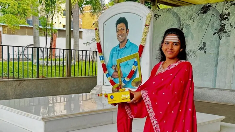 Shivani emotionally dedicates the award to Puneeth Rajkumar