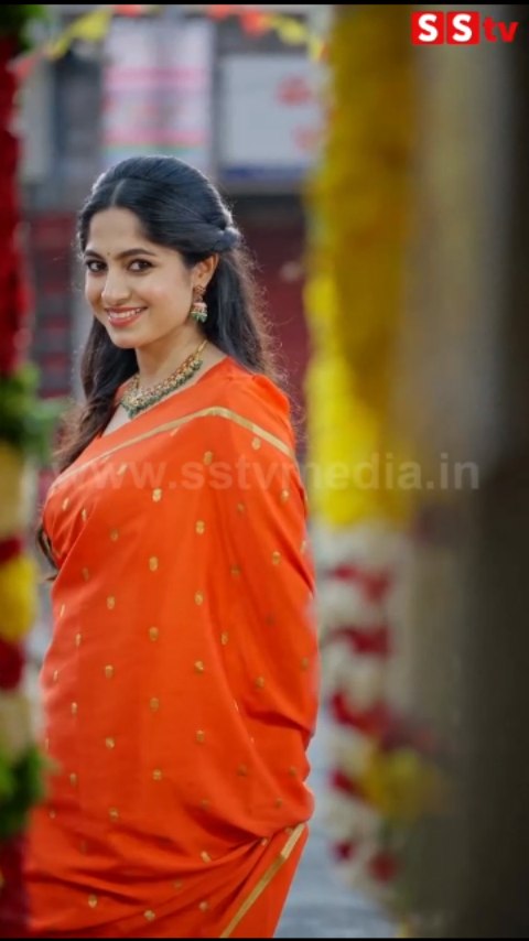 Dia Bedagi shines like a peacock in a saree