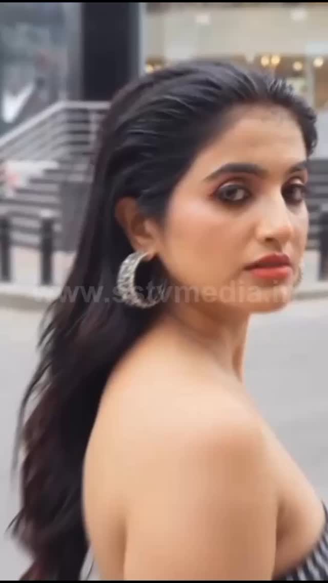 ಹಾಟ್ ಆಗಿ ಪೋಸ್ ಕೊಟ್ಟ ನಟಿ ಜಾನ್ವಿ