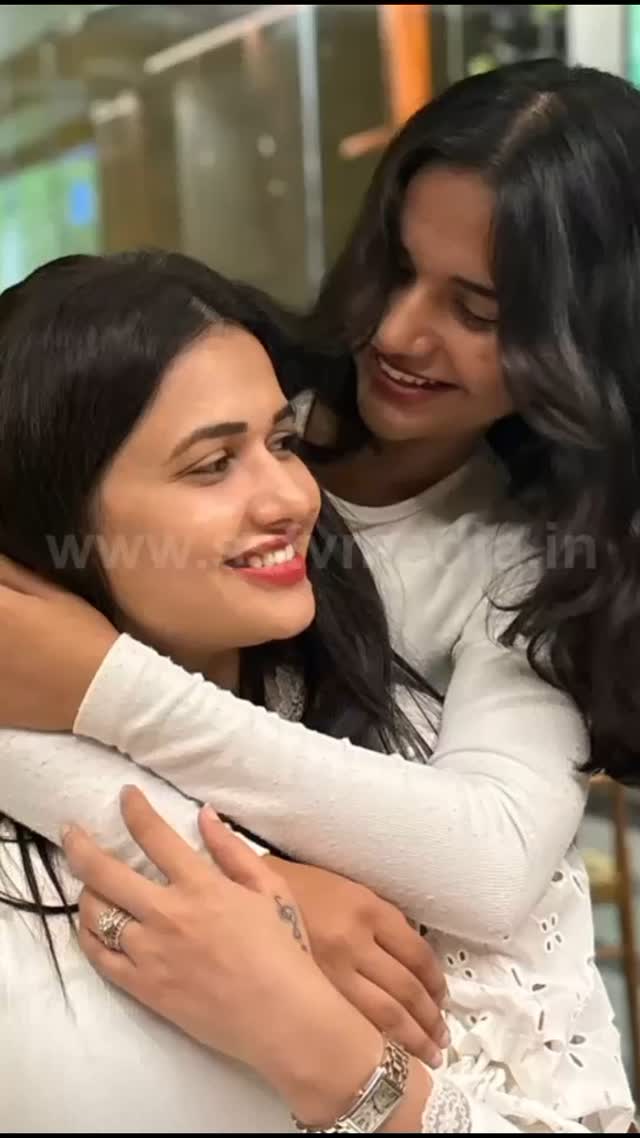 ಮಗಳನ್ನು ತಬ್ಬಿಕೊಂಡು ಫೋಟೋ ತೆಗೆಸಿಕೊಂಡ ಪವಿತ್ರಾ ಗೌಡ
