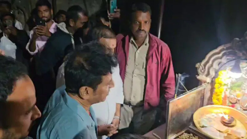 Shivanna couple special pooja for Chamundi mother