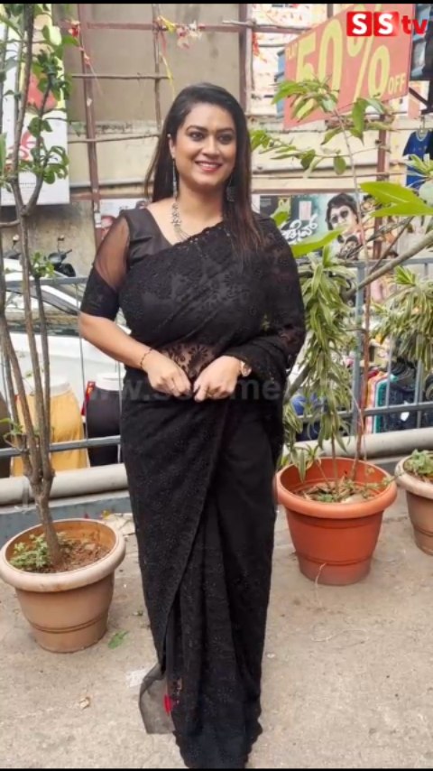 ಪೆನ್ ಡ್ರೈವ್ ಕಟೌಟ್ ಮುಂದೆ ಪೋಸ್ ಕೊಟ್ಟ ತನಿಷಾ