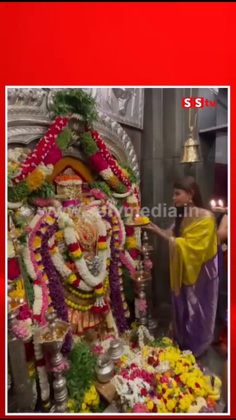ಬಂಡಿಮಹಾಕಾಳಿಗೆ ಗೆಳತೀ ಜೊತೆ ಬೆಲ್ಲದಾರತಿ ಬೆಳಗಿದ ನೀತು