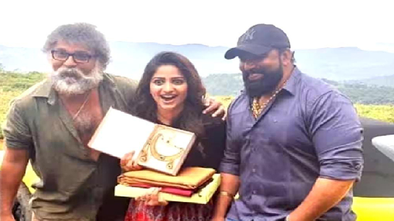 Biklu Shiva gifts Rachita Ram a gold gift