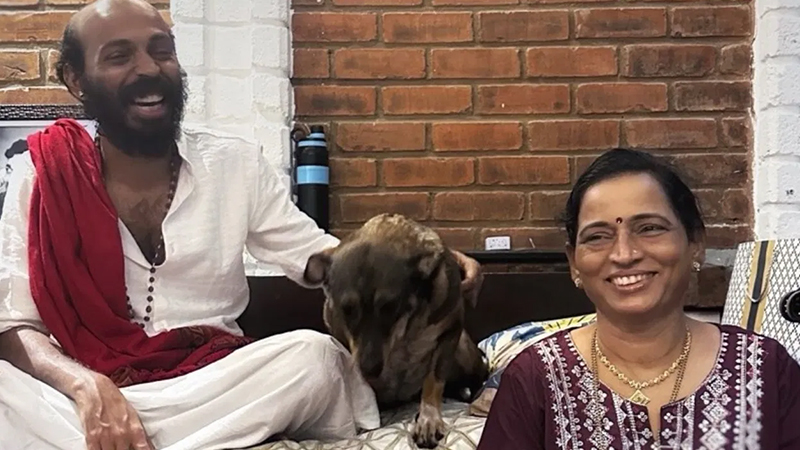 Raj B Shetty with his mother and beloved dog