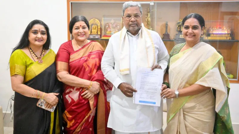 ಜಯಮಾಲಾ, ಶೃತಿ, ಮಾಳವಿಕಾ ಸಿಎಂ ಅವರನ್ನು ಭೇಟಿ ಮಾಡಿ ಮನವಿ